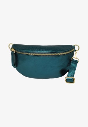 Banane en cuir métallisé teal avec une texture lisse, une forme arrondie, une fermeture éclair dorée et une sangle ajustable. Elle est agrémentée d'un petit détail en forme de pompon.