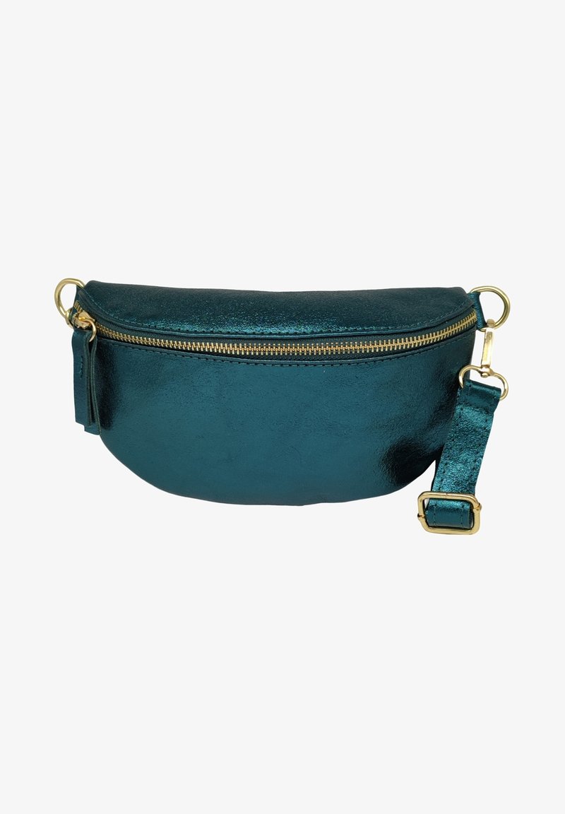 Banane en cuir métallisé teal avec une texture lisse, une forme arrondie, une fermeture éclair dorée et une sangle ajustable. Elle est agrémentée d'un petit détail en forme de pompon.