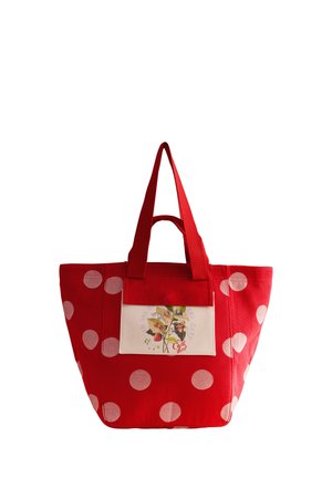 Rød shoppertaske med store hvide polkaprikker, to hanke og en forlomme med blomstermønster og sommerfugletryk.