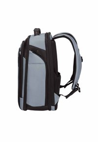 Zaino blu e nero con spallacci imbottiti, numerosi scomparti con zip e un design strutturato. Finitura in tessuto liscia con dettagli in rete.