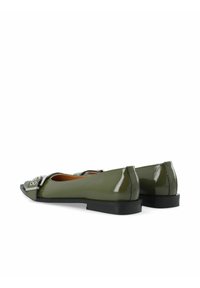 Ballerine in vernice verde con un basso tacco nero, dotate di un accento con fibbia e design della punta rotonda, texture liscia e finitura lucida.