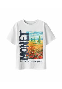 Camiseta blanca de algodón con una colorida pintura de Monet que muestra flores naranjas y árboles verdes, con el texto impreso: "El arte de MONET es para todos."