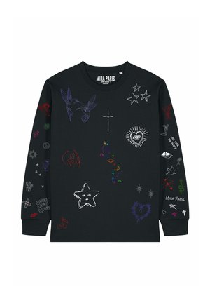 Chemise noire à manches longues avec des motifs brodés colorés incluant des oiseaux, des étoiles, une croix, un œil en forme de cœur, un crâne, et de petits symboles sur les manches et le devant.