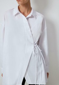Touché Privé ASYMMETRICAL CUT WAIST - Chemisier - white