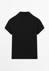 Czarny krótki polo z krótkim rękawem i złożonym kołnierzykiem, o czystym i prostym wzorze. Tkanina wydaje się gładka i jednolita, bez widocznych wzorów.