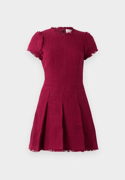 Rochie bordo cu mâneci scurte, țesătură texturată, decolteu rotund și tiv desfăcut. Prezintă două buzunare frontale și un design cu fuste plisate.
