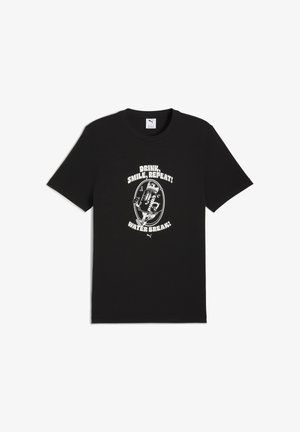 Juoda medvilnės marškinėliai su balta grafika ir iliustracija, kurioje parašyta "Gerti, šypsotis, kartoti! Vandens pertrauka!" žaismingu šriftu. Trumpomis rankovėmis.