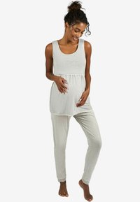 Súprava tehotenského loungewear obsahujúca šedý bezramienkový top s čipkovým lemovaním a pruhované, zúžené nohavice. Mäkkó tkanivo a pohodlný strih.