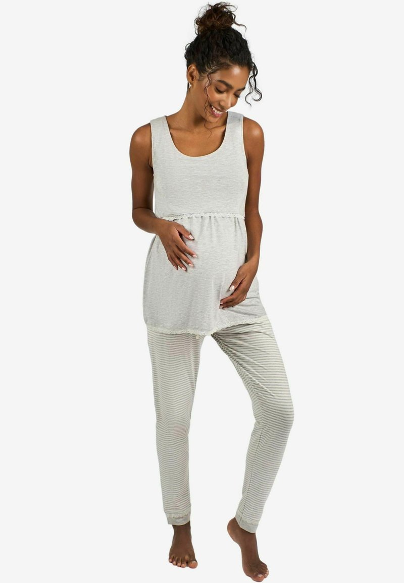 Súprava tehotenského loungewear obsahujúca šedý bezramienkový top s čipkovým lemovaním a pruhované, zúžené nohavice. Mäkkó tkanivo a pohodlný strih.