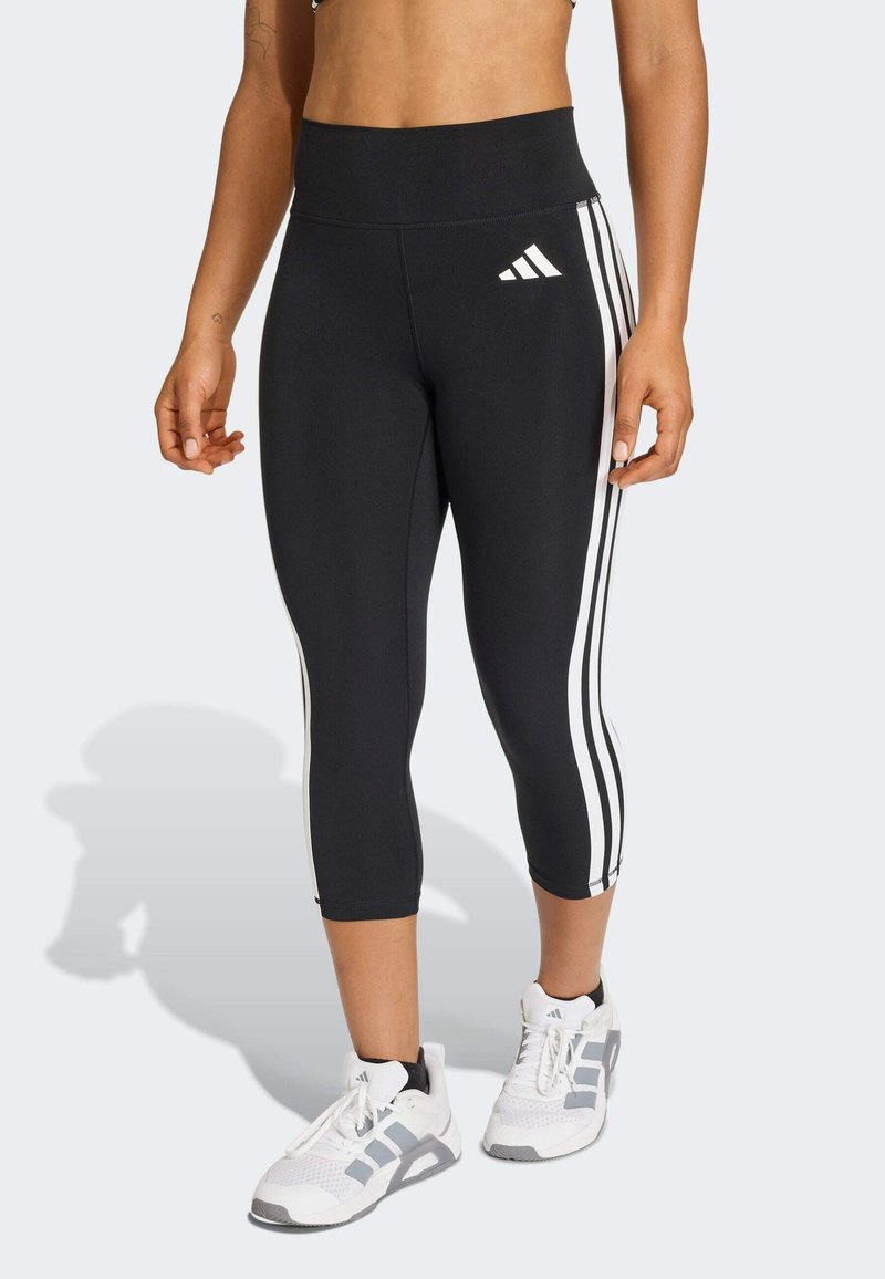 Crne kapri helanke s visokim pojasom imaju bijele pruge u tri trake duž vanjskih strana. Teksturirani, rastezljivi materijal za udobnost.