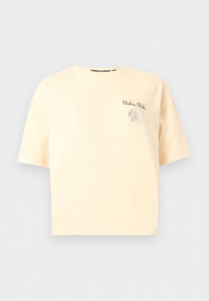 Camiseta de manga corta color beige claro con el texto "Aloha Oulu" y un pequeño gráfico de concha marina en el pecho izquierdo.