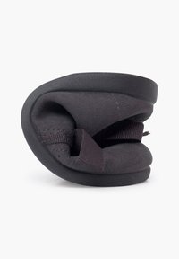 Scarpa pieghevole nera con un esterno liscio e una fodera interna morbida, dotata di un cinturino in velcro e di una forma arrotondata e compatta per un facile stoccaggio.