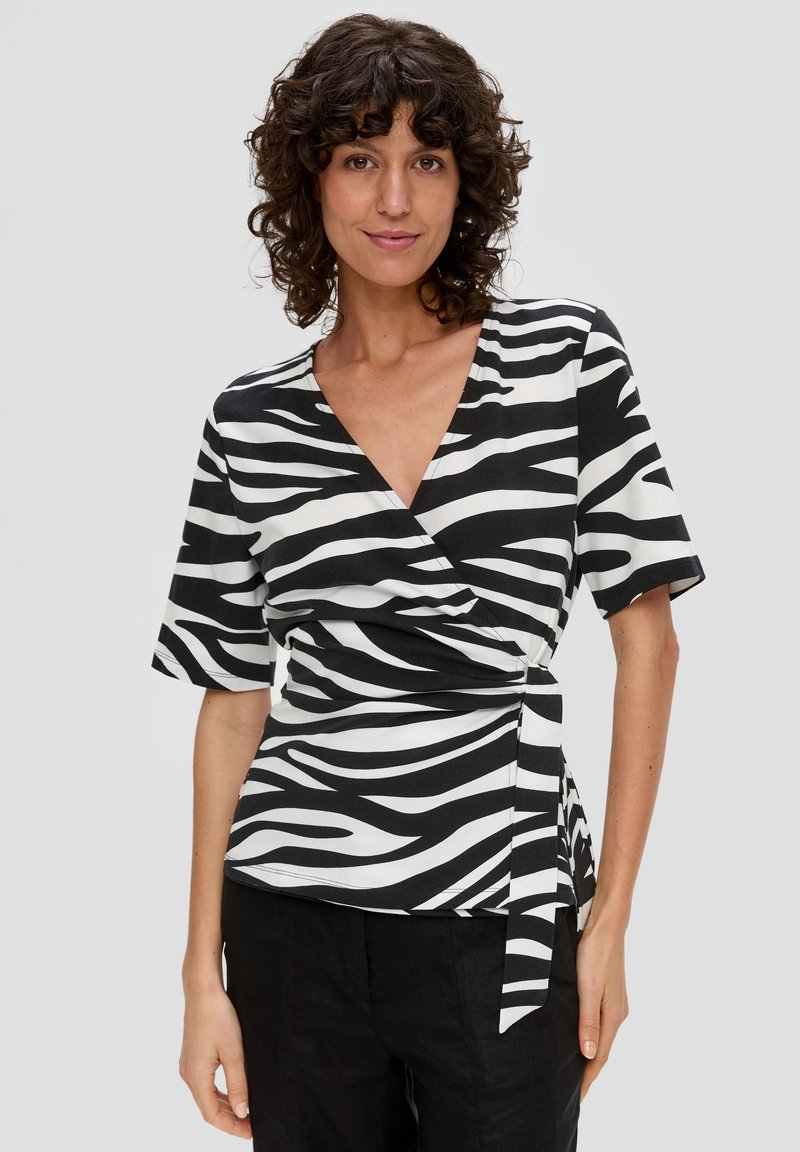 Zebra-print top met zwart-witte strepen, een v-halslijn, korte mouwen en een wikkelontwerp met een strikceintuur op de taille.