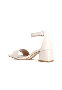 Beiga klack sandaler med ankelsnodd, med en slät läderfinish och öppen tå-design. Klacken är något texturerad.