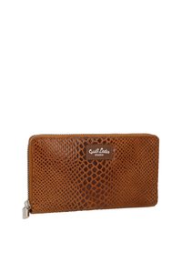Brown leather zip-around wallet with embossed reptile texture and a "Gusti Leder studio" label on the front.
