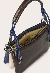 Tasche mit Reißverschluss, featuring a textured dunkelbraune Außenseite, blaue und cremefarbene Innenauskleidungen, doppelte Griffe und silberne Hardwareakzente.