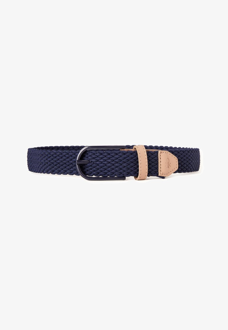Marineblauer gewebter Stoffgürtel mit schwarzer Metall-Schnalle und beigefarbenem Leder-Schlaufen- und Endstück, bestickt mit einem kleinen Logo.