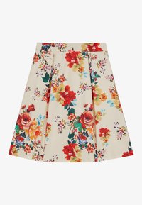 Blommig plisserad kjol med en krämfärgad bakgrund och flerfärgade blommor i röd, orange och blå. Tillverkad av lätt material.