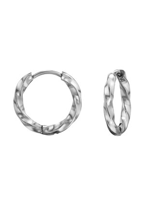 Un paio di orecchini a cerchio intrecciati in argento, uno mostrato frontalmente e l'altro di lato, su uno sfondo bianco.
