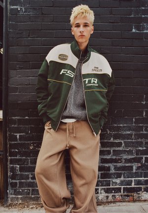 PULL&BEAR, RACING GRAPHIC - PUFFER JACKET - Blouson bomber - light green