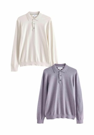 Twee polos met lange mouwen: één in off-white, de ander in lichtgrijs. Beide hebben een kraag en een knoopsluiting met drie knopen, gemaakt van zachte stof.
