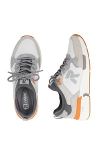 Sportsneakers mit weißem Mesh-Obermaterial, grauen Wildlederakzenten, grauen Schnürsenkeln, orangefarbenen Highlights und brauner Gummisohle. Flexibilität und Dämpfung sind enthalten.