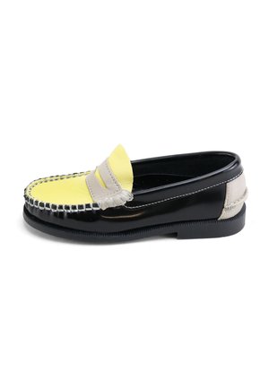 Zapato tipo mocasín con suela negra y parte lateral, parte superior de cuero amarillo, tira beige y detalles de costura, fotografiado sobre fondo blanco.