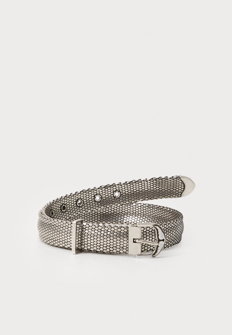 Srebrny pasek z metalowej siatki o heksagonalnym wzorze, z klasyczną klamrą i wieloma otworami do regulacji rozmiaru.