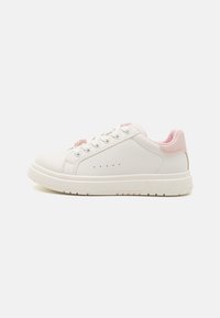 Fehér bőr sneaker rózsaszín kiegészítőkkel, kerek orral, fűzős záródással, perforált részletekkel az oldalakon és gumitalppal.