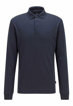 Polo à manches longues bleu marine foncé en tissu doux, doté d'un col classique, d'une patte de boutonnage à trois boutons et d'un logo en relief sur la poitrine.