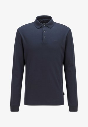 Polo a maniche lunghe di un blu navy scuro in tessuto morbido, caratterizzato da un colletto classico, una patta con tre bottoni e un logo in rilievo sul petto.