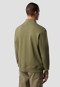 Felpa verde oliva in cotone, con polsini e orlo a costine, vista posteriore con colletto alto e dettagli minimi.
