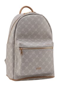 Mochila gris claro con un patrón sutil, herrajes dorados, forma redondeada, material texturizado y un bolsillo con cremallera en el frente para mayor funcionalidad.