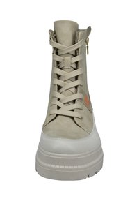 Botín de tobillo beige con cordones, acabado de ante suave, suela de goma blanca y cremallera lateral. Presenta acentos texturizados y un collar acolchado.