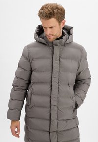 Szara pikowana kurtka puchowa z kapturem i zamkiem z przodu, z wzorem pikowania, długimi rękawami oraz bocznymi kieszeniami. Gładka, błyszcząca faktura.