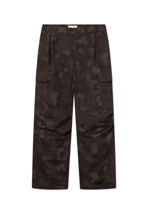 Dunkle Camouflage-Cargohosen mit weitem Bein, geknöpftem Bund, seitlichen Klappentaschen und einer dezenten Mischung aus schwarzen, braunen und violetten Farbtönen.