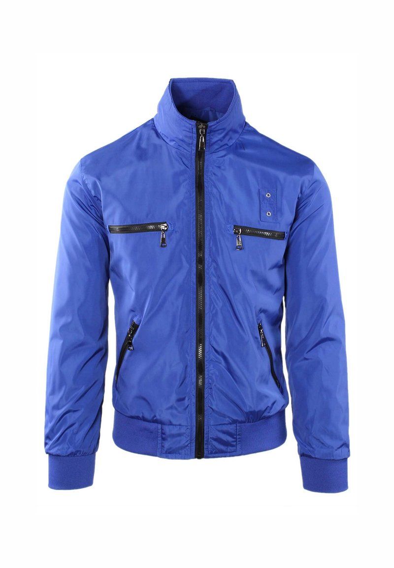 Giacca bomber blu realizzata in materiale morbido, con chiusura a zip frontale, due tasche sul petto e polsini a costina. Dettagli della zip in nero.