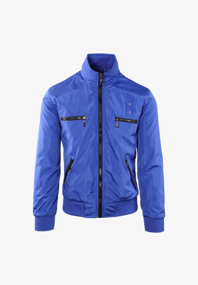 Giacca bomber blu realizzata in materiale morbido, con chiusura a zip frontale, due tasche sul petto e polsini a costina. Dettagli della zip in nero.