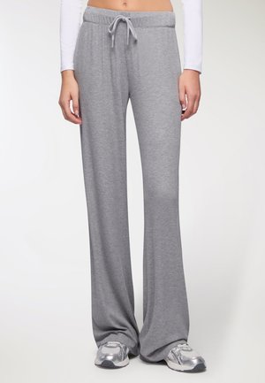 Pantaloni grigi a gamba larga realizzati in materiale a coste. Presentano una cintura elastica con cordoncino. Texture liscia, vestibilità casual.