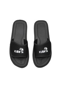 Czarne klapki wsuwane z teksturowaną podeszwą i wyściełanym czarnym paskiem z białym logo "KUBOTA". Prosty, płaski design i materiał gumowy.