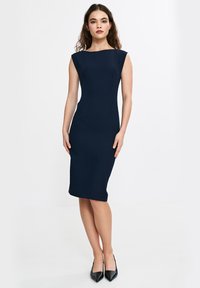 Granatowa, dopasowana sukienka z łódkowym dekoltem i bezrękawowym krojem, wykonana z gładkiego materiału, o długości do kolan z delikatnym wykończeniem.