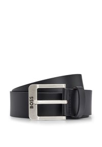 Cinturón de cuero negro con una hebilla rectangular de plata que presenta el nombre de la marca "BOSS". Textura suave y diseño minimalista.