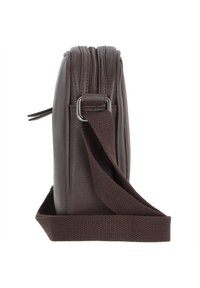 Borsa in morbido pelle marrone con forma rettangolare, chiusura a zip e tracolla in tessuto intrecciato marrone. La vista laterale mostra la profondità e i dettagli del design.