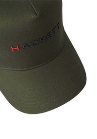 Maslinasto zeleni bejzbol kapu sa strukturiranom krunom i zakrivljenim vizijom. Sadrži "HACKETT" logo u mornarskoj plavoj i crvenoj boji na prednjoj strani. Teksturalna tkanina.