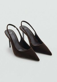 Décolleté in velluto marrone con punta affusolata, tacco sottile e design elegante. L'interno presenta un rivestimento nero liscio.