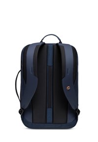 Sac à dos marine avec des bretelles rembourrées, un panneau arrière texturé et une poignée supérieure. Présente un bouton d'accent orange sur un côté. Design simple et rectangulaire.