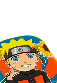 Mochila colorida con un personaje de dibujos animados con cabello rubio, ojos azules y una chaqueta negra con cremallera frente a un fondo vibrante con girasoles.