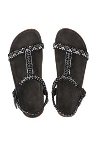 Zwarte sandalen met een platte zool, voorzien van geperste accenten, een textuur suede voetbed en een enkelbandje met een gesp.