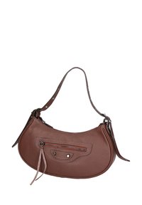 Borsa a spalla in pelle marrone con forma curvata, tasca frontale con zip e tracolla staccabile. Superficie testurizzata e dettagli in metallo argentato.