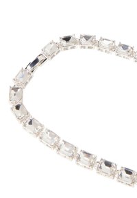 Srebrna bransoletka z prostokątnymi, przezroczystymi kamieniami osadzonymi w gładkiej, metalowej ramie, prezentująca spójny, połączony wzór.